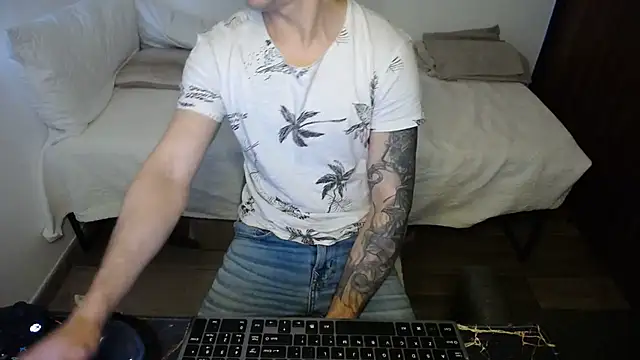 Snapshot of bossking017 chatting on 02/18/26, 07:32 bossking017 online show from 02/18/26, 07:32