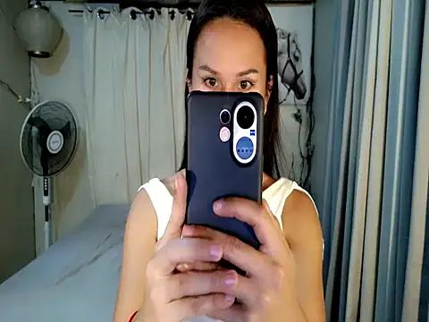 Snapshot of holly_bitch chatting on 07/13/26, 01:52 holly bitch online show from 07/13/26, 01:52