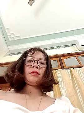 Snapshot of Mizzu-mi chatting on 10/19/25, 08:09 Mizzu-mi online show from 10/19/25, 08:09