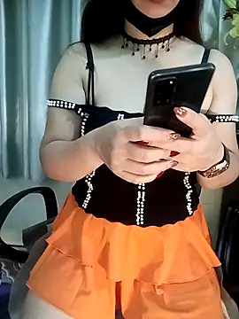 Snapshot of Lam-Di chatting on 10/03/25, 12:29 Lam-Di online show from 10/03/25, 12:29