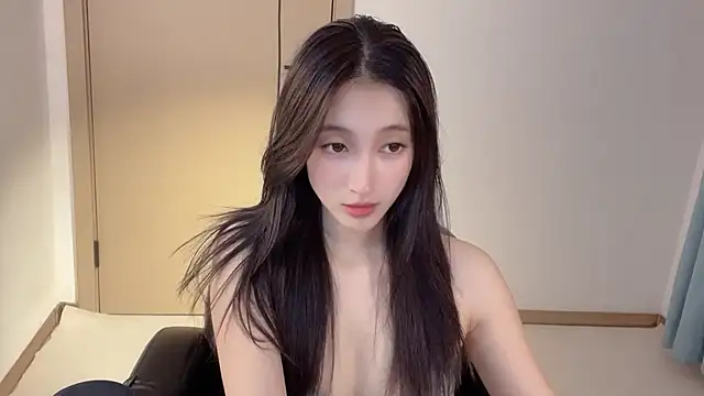 Snapshot of Seraphina-se chatting on 10/18/25, 05:14 Seraphina-se online show from 10/18/25, 05:14