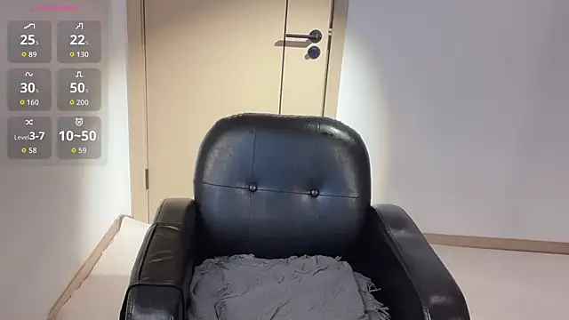 Snapshot of Seraphina-se chatting on 11/24/25, 09:25 Seraphina-se online show from 11/24/25, 09:25