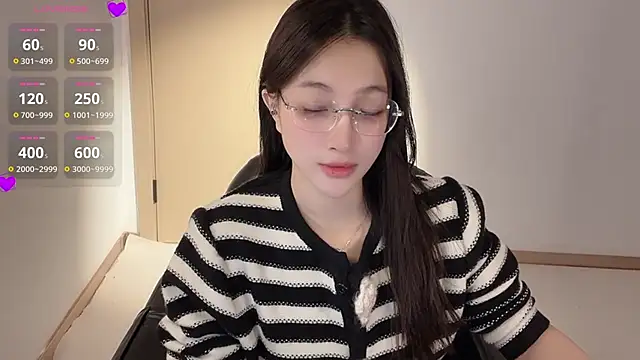 Snapshot of Seraphina-se chatting on 11/28/25, 11:29 Seraphina-se online show from 11/28/25, 11:29