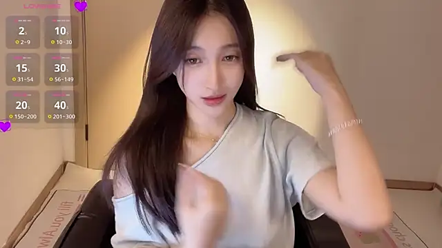 Snapshot of Seraphina-se chatting on 12/17/25, 06:03 Seraphina-se online show from 12/17/25, 06:03