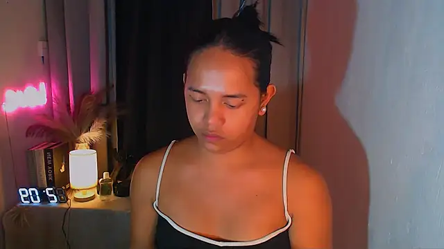 Lorainnelustts online show from 12/19/25, 04:52