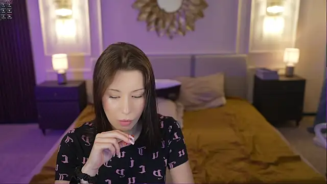 Snapshot of Selena_Glow chatting on 09/29/25, 06:24 Selena Glow online show from 09/29/25, 06:24