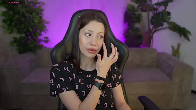 Snapshot of Selena_Glow chatting on 10/06/25, 06:38 Selena Glow online show from 10/06/25, 06:38