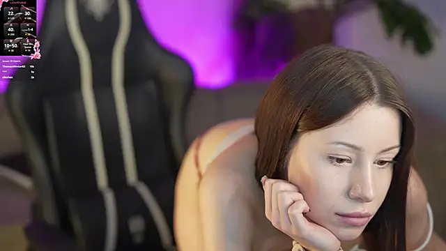 Snapshot of Selena_Glow chatting on 10/21/25, 10:21 Selena Glow online show from 10/21/25, 10:21