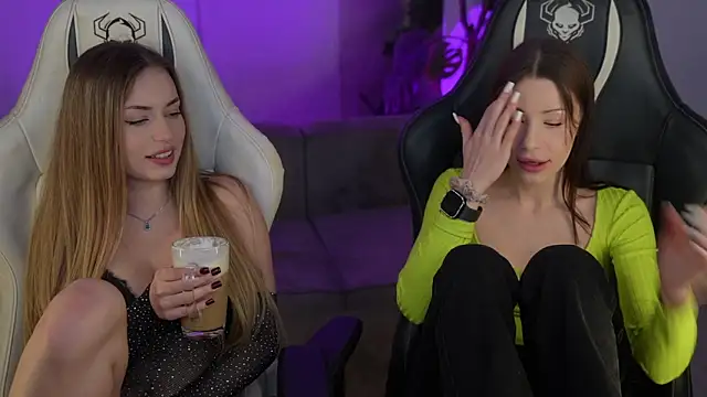 Snapshot of Selena_Glow chatting on 11/28/25, 11:51 Selena Glow online show from 11/28/25, 11:51