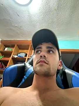 aavrdvh33 online show from 10/30/25, 07:36