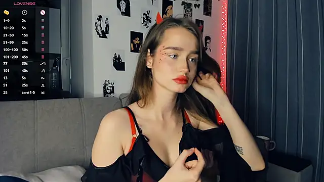 lovelyalivia online show from 10/31/25, 09:32