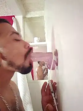 Snapshot of Cnutt310 chatting on 10/05/25, 08:07 Cnutt310 online show from 10/05/25, 08:07