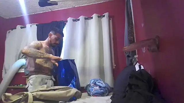 Snapshot of Cnutt310 chatting on 10/16/25, 02:18 Cnutt310 online show from 10/16/25, 02:18