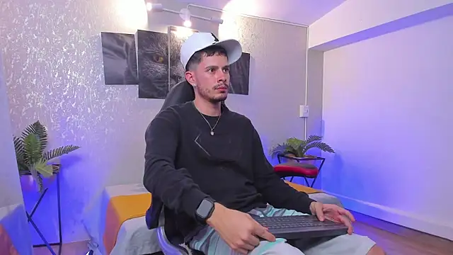 Snapshot of nils_saint chatting on 11/26/25, 04:02 nils saint online show from 11/26/25, 04:02