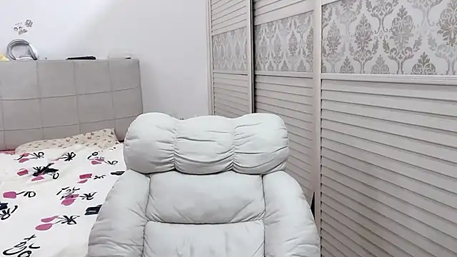 Holiland online show from 11/17/25, 01:00