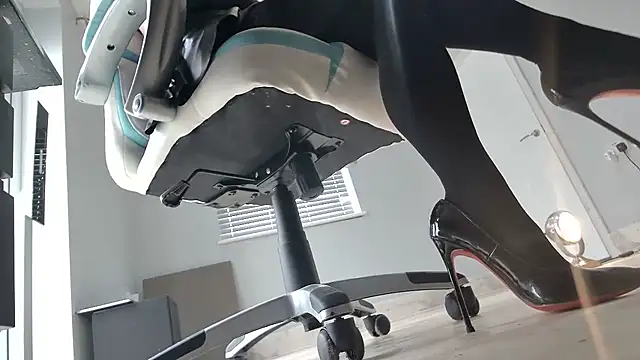 Snapshot of foxyroxymilf chatting on 09/24/25, 11:02 foxyroxymilf online show from 09/24/25, 11:02