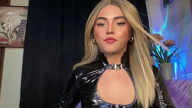 Snapshot of calimonroe chatting on 10/22/25, 07:02 calimonroe online show from 10/22/25, 07:02