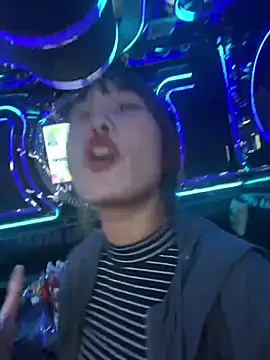 Snapshot of Ri210 chatting on 12/18/25, 04:02 Ri210 online show from 12/18/25, 04:02