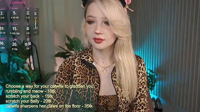 Snapshot of LauraWifeness chatting on 09/17/25, 05:42 LauraWifeness online show from 09/17/25, 05:42