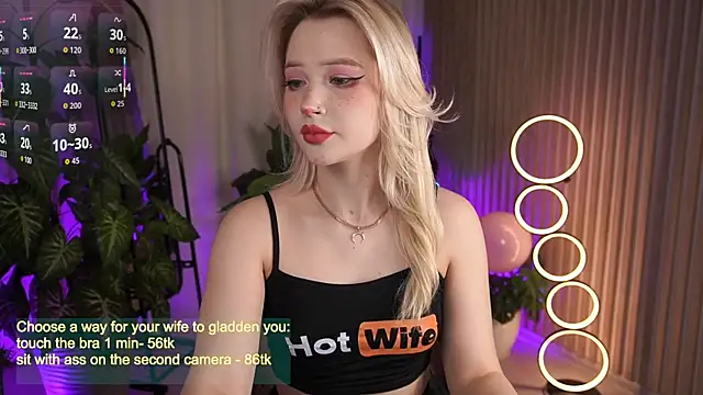 Snapshot of LauraWifeness chatting on 10/05/25, 05:39 LauraWifeness online show from 10/05/25, 05:39