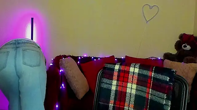 Snapshot of Alicia_love00 chatting on 04/24/26, 05:21 Alicia love00 online show from 04/24/26, 05:21