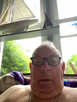 Snapshot of CharlieWeaver22 chatting on 06/28/26, 10:43 CharlieWeaver22 online show from 06/28/26, 10:43