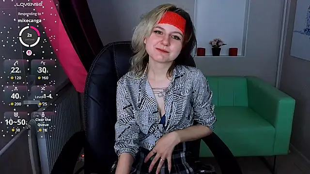 Snapshot of girl_next_doorr chatting on 10/24/25, 01:07 girl next doorr online show from 10/24/25, 01:07