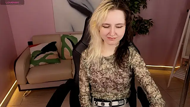 girl next doorr online show from 05/10/26, 01:16