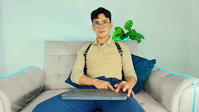 CamiiGuzmanX online show from 09/24/25, 07:50