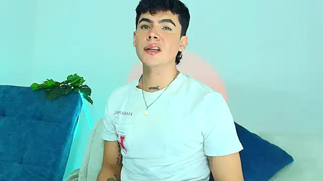 CamiiGuzmanX online show from 11/11/25, 06:52