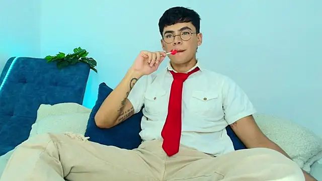 CamiiGuzmanX online show from 11/22/25, 05:23