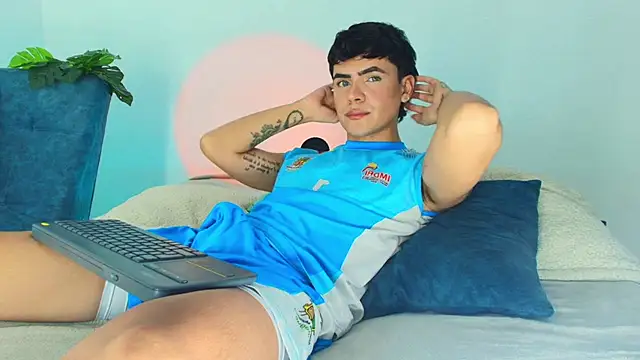 CamiiGuzmanX online show from 11/28/25, 08:55