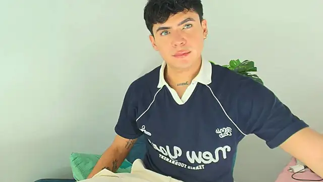 CamiiGuzmanX online show from 12/02/25, 08:26