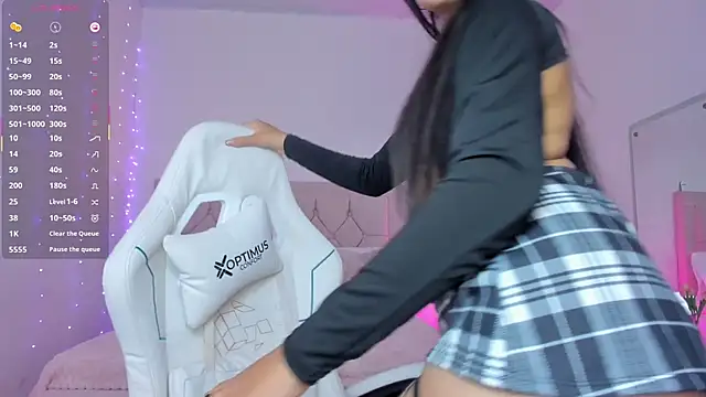 Snapshot of kim_dreams18 chatting on 10/31/25, 12:00 kim dreams18 online show from 10/31/25, 12:00