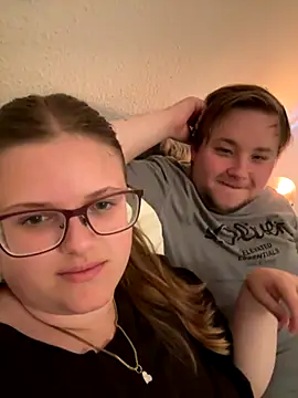 Snapshot of CurvyPaar2 chatting on 09/19/25, 04:07 CurvyPaar2 online show from 09/19/25, 04:07