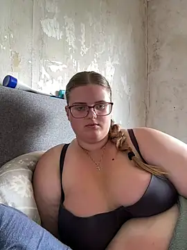 Snapshot of CurvyPaar2 chatting on 06/15/26, 12:29 CurvyPaar2 online show from 06/15/26, 12:29