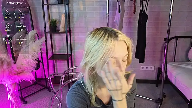 Snapshot of MillaHolt chatting on 09/29/25, 08:19 MillaHolt online show from 09/29/25, 08:19