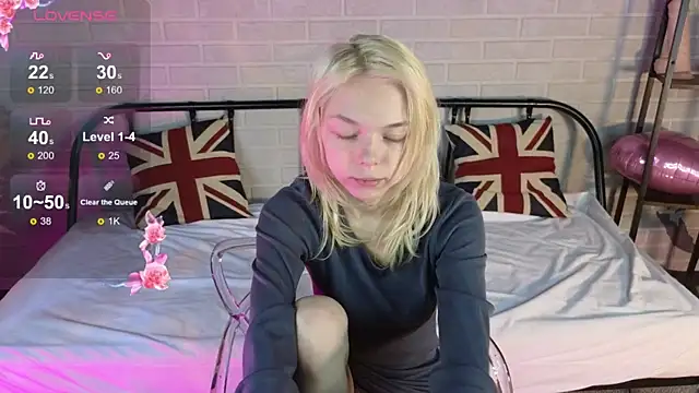 Snapshot of MillaHolt chatting on 10/14/25, 08:37 MillaHolt online show from 10/14/25, 08:37