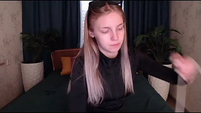 HitGyrl online show from 10/22/25, 08:25