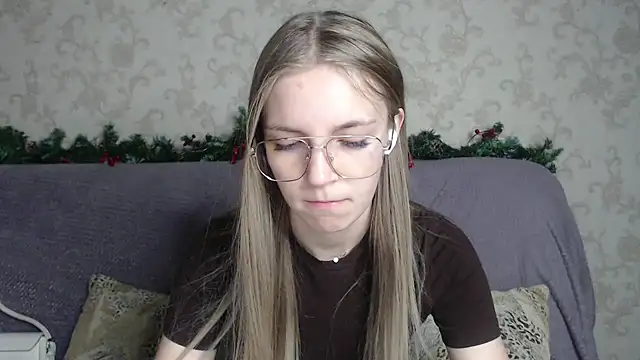 HitGyrl online show from 12/21/25, 01:02