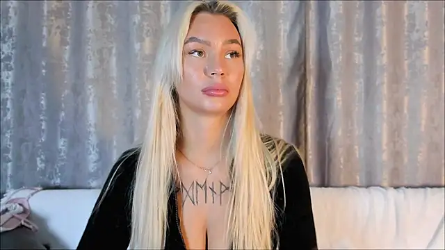 Snapshot of Eva_Re chatting on 10/17/25, 06:05 Eva Re online show from 10/17/25, 06:05