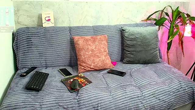 Luna logan online show from 11/27/25, 03:52