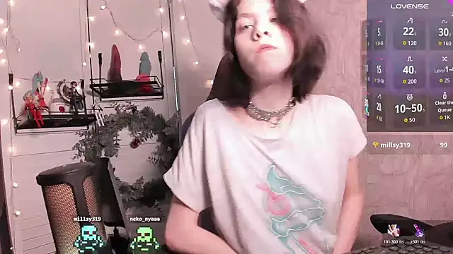 Snapshot of aestheticbeing chatting on 12/18/25, 12:11 aestheticbeing online show from 12/18/25, 12:11