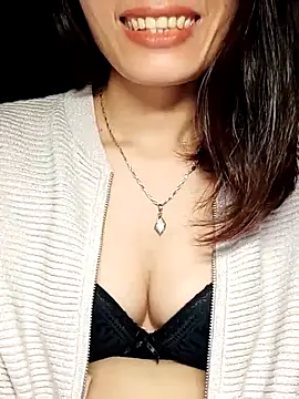 Snapshot of Hinna_x chatting on 11/14/25, 08:18 Hinna x online show from 11/14/25, 08:18