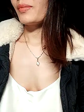 Snapshot of Hinna_x chatting on 11/19/25, 02:39 Hinna x online show from 11/19/25, 02:39