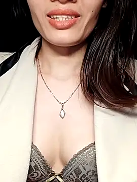 Snapshot of Hinna_x chatting on 11/21/25, 03:00 Hinna x online show from 11/21/25, 03:00