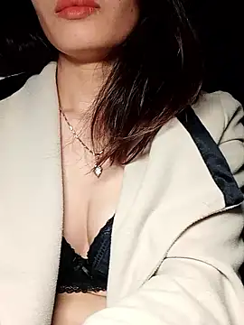 Snapshot of Hinna_x chatting on 11/22/25, 08:19 Hinna x online show from 11/22/25, 08:19