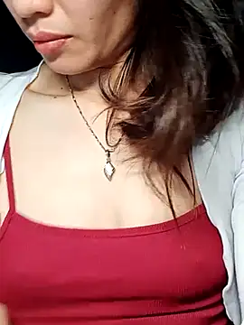 Snapshot of Hinna_x chatting on 11/24/25, 02:28 Hinna x online show from 11/24/25, 02:28