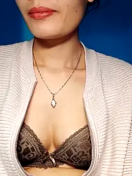 Snapshot of Hinna_x chatting on 11/25/25, 02:33 Hinna x online show from 11/25/25, 02:33