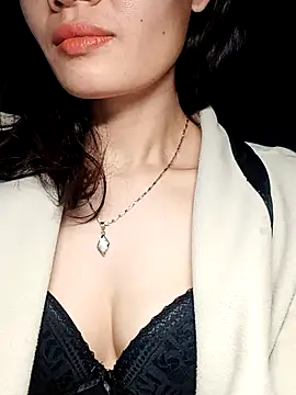 Snapshot of Hinna_x chatting on 12/15/25, 08:35 Hinna x online show from 12/15/25, 08:35